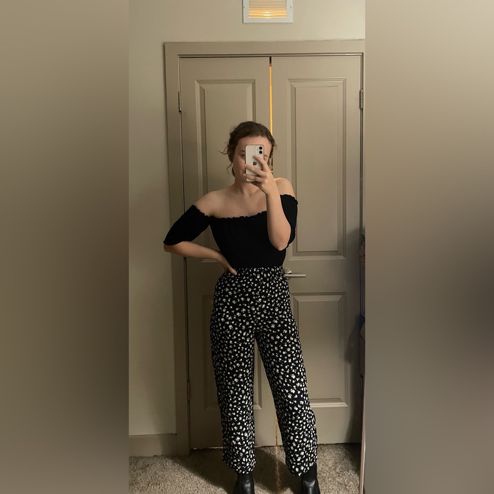 ✨4/$10 4 items for $10✨Boho Black & White Floral Print Pants